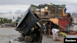 Rumah yang rusak akibat angin kencang yang dibawa oleh Topan Rammasun di kompleks Baseco, Manila 17 Juli 2014. 