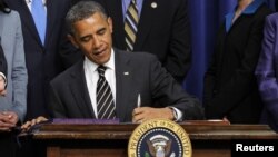 El memorando del presidente Obama dice que el gobierno debe dar el ejemplo ayudando a las víctimas.