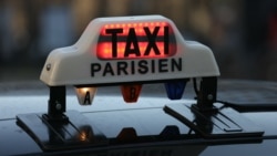 Sebuah taksi dengan tanda berwarna merah di Paris, 11 Januari 2024. (Foto: Thomas Samson/Paris)