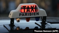 Sebuah taksi dengan tanda berwarna merah di Paris, 11 Januari 2024. (Foto: Thomas Samson/Paris)