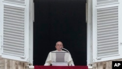 Paus Fransiskus memimpin misa sore Angelus di Lapangan Santo Petrus di Vatikan, Minggu, 12 November 2023. (Foto: Gregorio Borgia/AP Photo)