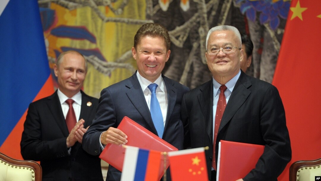 Presiden Rusia Vladimir Putin (kiri), CEO perusahaan gas Rusia Gazprom Alexei Miller (tengah) dan pimpinan perusahaan minyak China (CNPC) Zhou Jiping seusai penandatanganan perjanjian gas antara kedua negara di Shanghai, China (21/5).