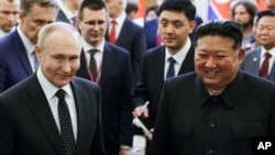 Tổng thống Nga Vladimir Putin (trái) và nhà lãnh đạo Triều Tiên Kim Jong Un mỉm cười sau cuộc hội đàm tại Bình Nhưỡng, Triều Tiên, hôm 19/6/2024.