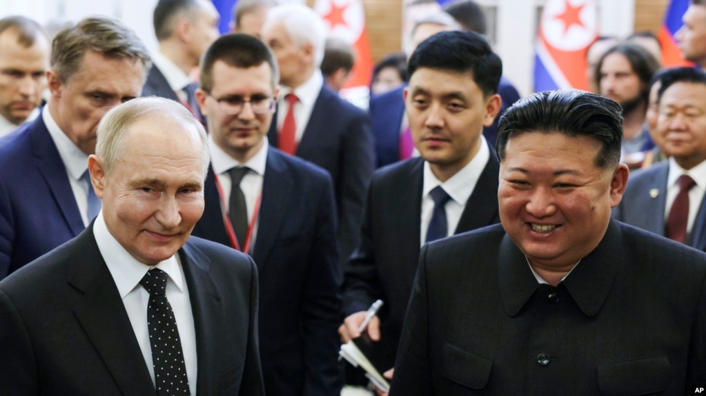 俄罗斯总统弗拉基米尔·普京和朝鲜领导人金正恩2024年6月19日在朝鲜平壤举行会谈。(photo:VOA)