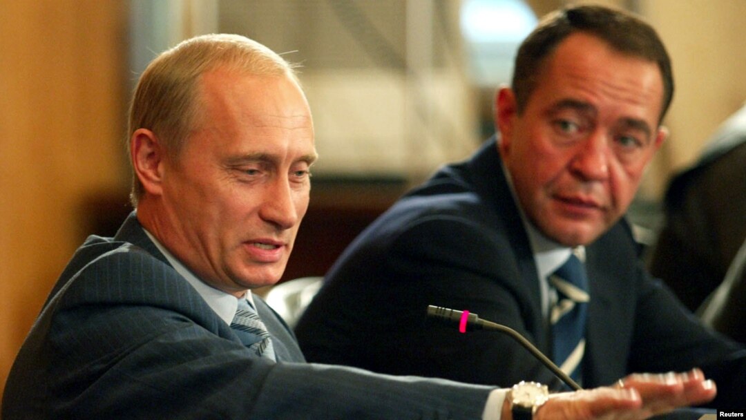 Presiden Rusia Vladimir Putin (kiri) bersama Mikhail Lesin, yang dulu menjabat sebagai Menteri Pers Rusia (foto: dok).