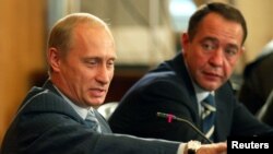 Presiden Rusia Vladimir Putin (kiri) bersama Mikhail Lesin, yang dulu menjabat sebagai Menteri Pers Rusia (foto: dok).