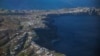 Foto bagian dari kaldera Santorini yang diambil dari dalam pesawat di tengah meningkatnya aktivitas seismik di Pulau Santorini, Yunani, Jumat, 7 Februari 2025. (Foto: Louisa Gouliamaki/Reuters)