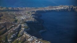 Foto bagian dari kaldera Santorini yang diambil dari dalam pesawat di tengah meningkatnya aktivitas seismik di Pulau Santorini, Yunani, Jumat, 7 Februari 2025. (Foto: Louisa Gouliamaki/Reuters)