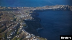 Foto bagian dari kaldera Santorini yang diambil dari dalam pesawat di tengah meningkatnya aktivitas seismik di Pulau Santorini, Yunani, Jumat, 7 Februari 2025. (Foto: Louisa Gouliamaki/Reuters)