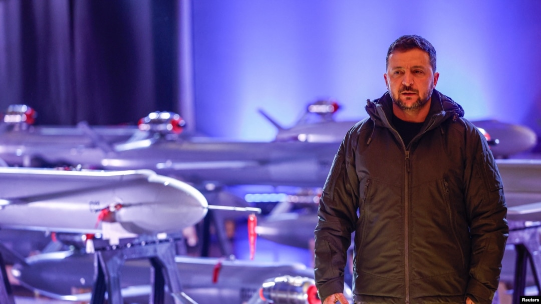 El presidente de Ucrania, Volodymyr Zelenskiy, visita una exposición de nuevos drones-misiles Peklo de fabricación ucraniana, en el Día de las Fuerzas Armadas de Ucrania, en medio del ataque de Rusia en Kiev, la capital, el 6 de diciembre de 2024.