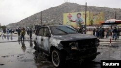 Seorang petugas pemadam kebakaran Afghanistan memeriksa kendaraan yang hangus setelah berupaya memadamkan api yang membakar mobil tersebut di Kabul (16/8). Sedikitnya 17 orang dilaporkan tewas, Sabtu (17/8) akibat serangan militan di tiga lokasi terpisah di Afghanistan. 