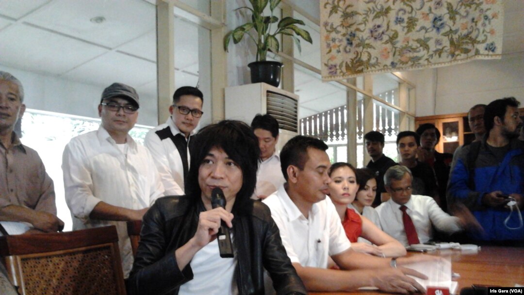 Abdee Slank (jaket hitam) menjelaskan acara syukuran rakyat menyambut pemimpin baru di Jakarta, 13 Oktober 2014 (Foto: VOA/Iris Gera)