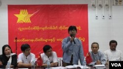 ပြည်တွင်းမှာ အစိုးရနဲ့ နှုတ်ကတိရထားပြီး နိုင်ငံရေးပါတီ မှတ်ပုံတင်တော့မယ့် လူ့ဘောင်သစ်ဒီမိုကရက်တစ်ပါတီဝင်များ။ (ဇန်နဝါရီ ၁၅၊ ၂၀၁၃)