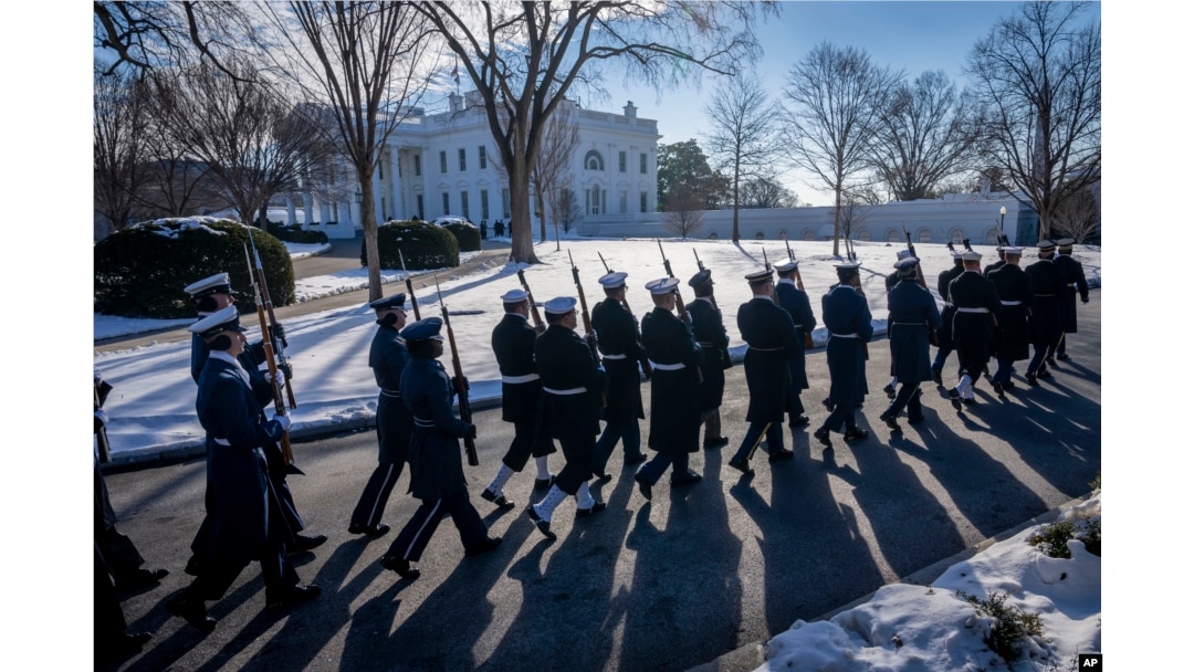 Pripadnici počasne garde američke vojske vježbaju u blizini Bijele kuće uoči predstojeće predsjedničke inauguracije u Washingtonu, 12. januara 2025. godine.