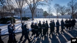 ARCHIVO - Miembros de la Guardia de Honor Conjunta del ejército de EE. UU. desfilan mientras ensayan antes de la próxima inauguración presidencial, en el jardín norte frente a la Casa Blanca en Washington, el 12 de enero de 2025.