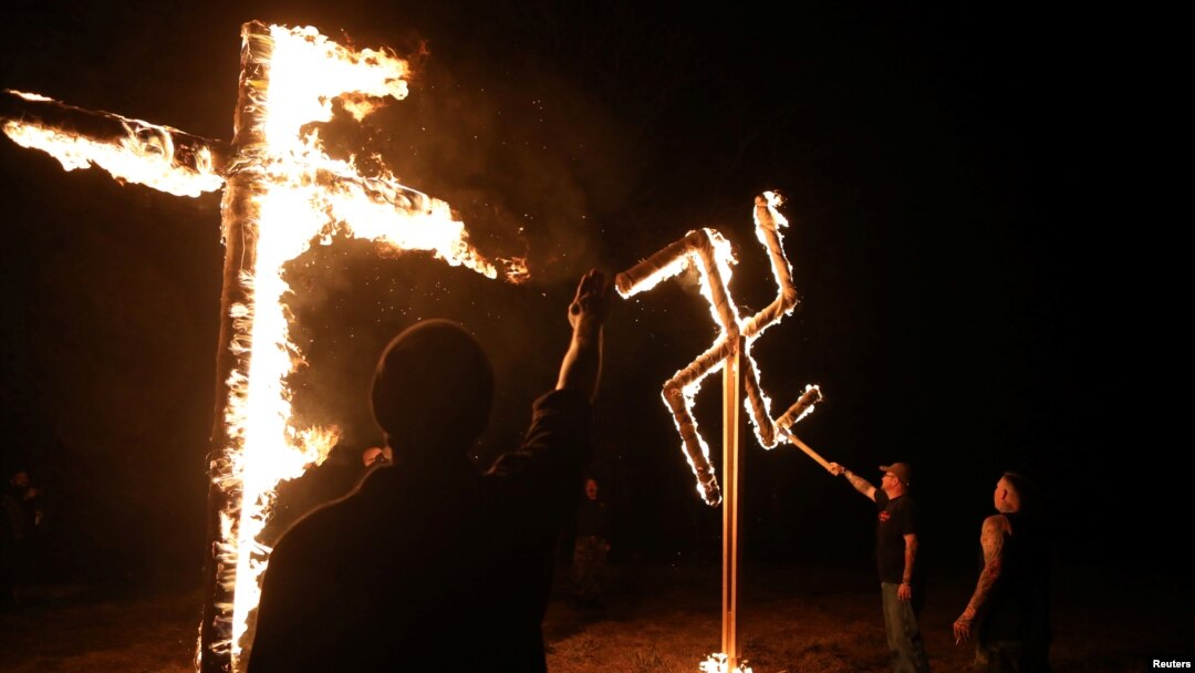 Kelompok Neo Nazi di AS membakar salib dan swastika (lambang Nazi) di Atkins, Arkansas (foto: ilustrasi). 