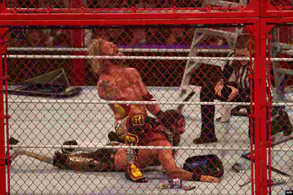 ایچ اور سیتھ رولنز جنگلے کے اندر مقابلہ کرتے ہوئے۔