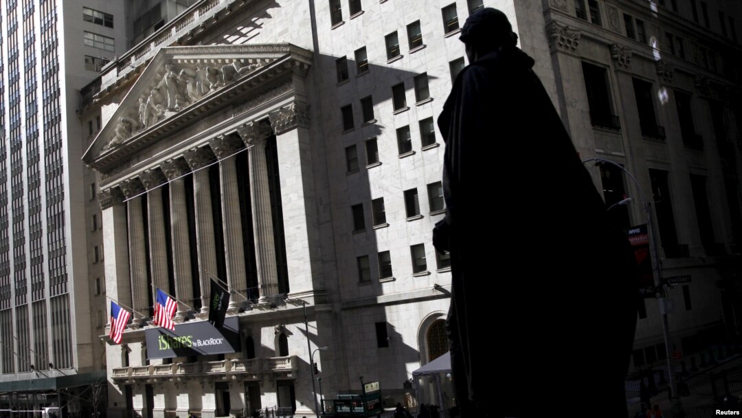 Las esperanzas de un nuevo estímulo y las promesas de la Fed movieron hacia adelante el 29 de julio al mercado en Wall Street, del que se observa su edificio central en Manhattan, Nueva York.