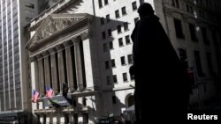 Las esperanzas de un nuevo estímulo y las promesas de la Fed movieron hacia adelante el 29 de julio al mercado en Wall Street, del que se observa su edificio central en Manhattan, Nueva York.