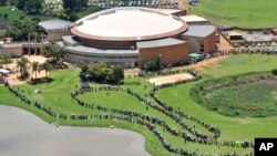 Redovi građana koji su se opraštali od Nelsona Mandele