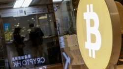 Pelanggan berdiri di toko pertukaran mata uang kripto setelah Bitcoin melonjak di atas $100.000, di Hong Kong, China, 5 Desember 2024. (Tyrone Siu/REUTERS)