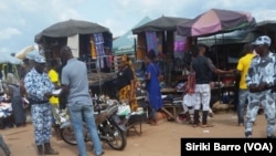 Des policiers effectuent des contrôles en plein marché, Bouaké, Côte d’Ivoire, 11 octobre 2017. 