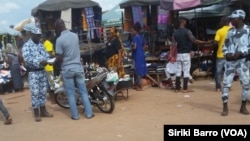 Des policiers effectuent des contrôles en plein marché, Bouaké, Côte d’Ivoire, 11 octobre 2017..