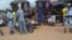 Des policiers effectuent des contrôles en plein marché, Bouaké, Côte d’Ivoire, 11 octobre 2017..