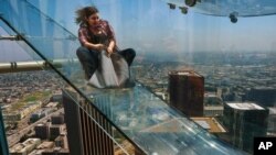 El deslizador fue construido afuera de un rascacielos y fue bautizado con el nombre de Skyslide.