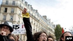 Dự luật nâng tuổi tối thiểu để về hưu từ 60 lên 62 tuổi đã làm bùng ra những vụ đình công và phản kháng trên khắp nước Pháp