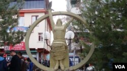 Peykerek li bajarê Derîsmê. 