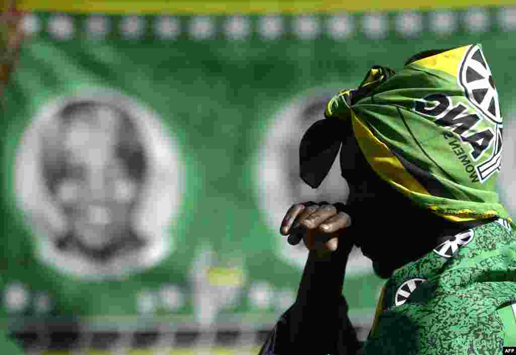Qaar ka mid ah dadkii Nelson Mandela ku booqan jiray intii uu ku jiray cisbitaalka, Pretoria on June 28, 2013. 