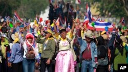 Para demonstran anti-pemerintah meneriakkan yel-yel saat berpawai di jalan-jalan ibukota Bangkok (24/1). Mahkamah Konstitusi Thailand menetapkan bahwa pelaksanaan Pemilu Nasional yang semula dijadwalkan akan diadakan tanggal 2 Februari mendatang dapat ditunda.