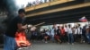 Manifestantes protestan contra los resultados electorales anunciados por el CNE venezolano en Puerto La Cruz, en el oriente del país, el 29 de julio de 2024.