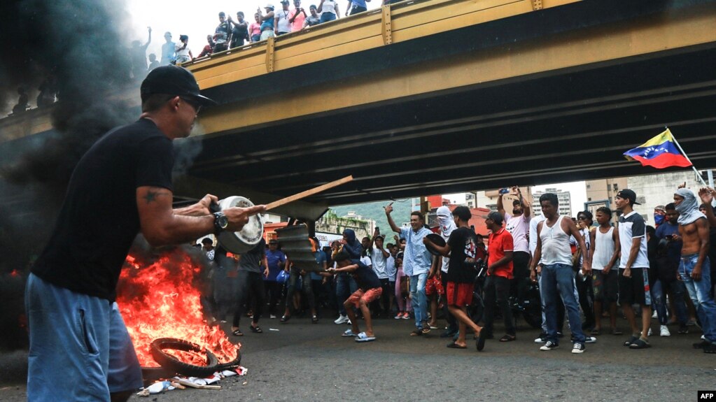 Manifestantes protestan contra los resultados electorales anunciados por el CNE venezolano en Puerto La Cruz, en el oriente del país, el 29 de julio de 2024.