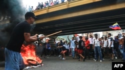 Manifestantes protestan contra los resultados electorales anunciados por el CNE venezolano en Puerto La Cruz, en el oriente del país, el 29 de julio de 2024.