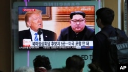 Para pengunjung memperhatikan layar televisi yang menayangkan cuplikan gambar Presiden AS Donald Trump, kiri, dan Pemimpin Korea Utara Kim Jong Un dalam program berita di Stasiun Kereta Seoul di Seoul, di Korea Selatan, 18 April 2018. 