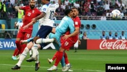 برخورد شدید علیرضا بیرانوند و مجید حسینی در دقایق آغازین بازی ایران و انگلیس