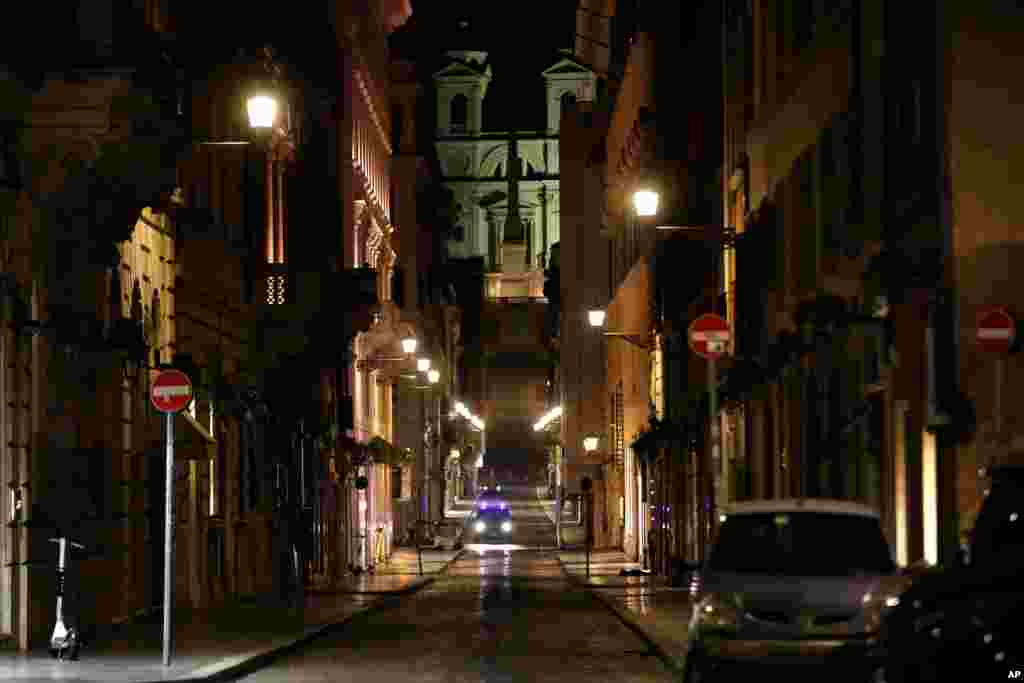 이탈리아 경찰이 텅빈 로마의 골목을 순찰하고 있다. 로마를 포함한 이탈리아 중부 라치오 지역에선 신종 코로나바이러스 방역을 위해 자정부터 새벽 5시까지 통행금지가 시행되고 있다. 