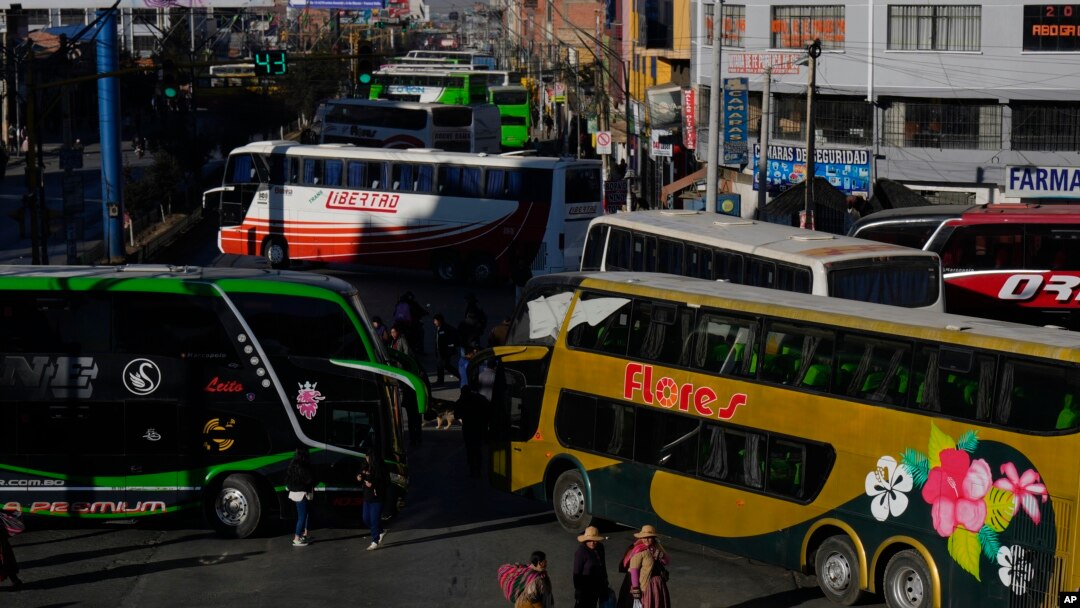 Autobuses bloquean una carretera para protestar por la escasez de combustible en El Alto, Bolivia, el jueves 1 de agosto de 2024.