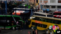 Autobuses bloquean una carretera para protestar por la escasez de combustible en El Alto, Bolivia, el jueves 1 de agosto de 2024.