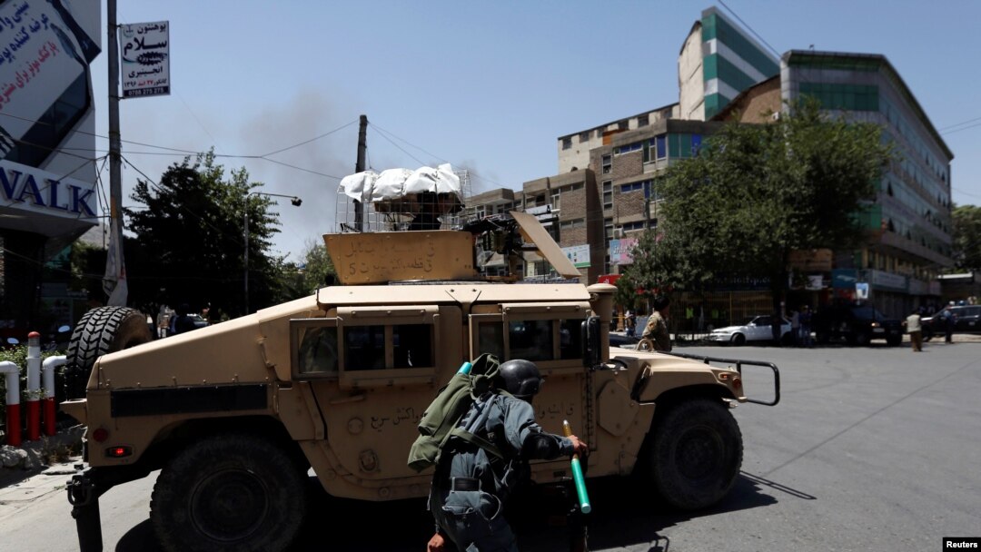 Avganistanski policajci u zaklonu dok se dim diže sa mesta napada bombaša samoubica u Kabulu, Avganistan, 31. jula 2017. (REUTERS/Mohammad Ismail - RTS19T1U)