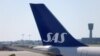 FILE: Sirip ekor pesawat Scandinavian Airlines (SAS) di landasan pacu Bandara Kopenhagen Kastrup di Kopenhagen, Denmark, 3 Juli 2022. (Andrew Kelly/REUTERS)