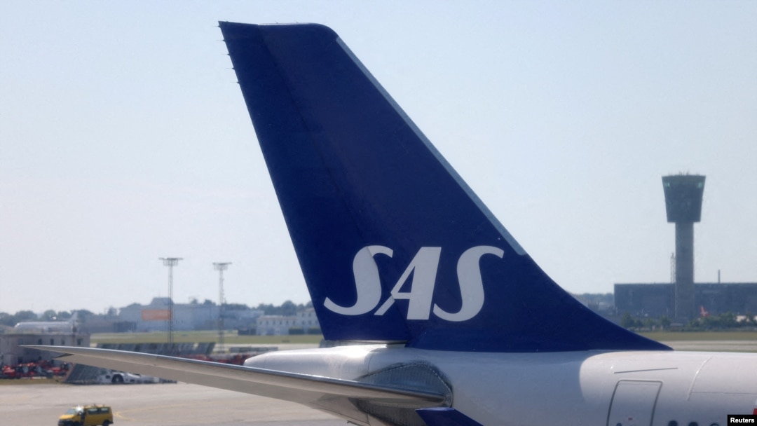 FILE: Sirip ekor pesawat Scandinavian Airlines (SAS) di landasan pacu Bandara Kopenhagen Kastrup di Kopenhagen, Denmark, 3 Juli 2022. (Andrew Kelly/REUTERS)