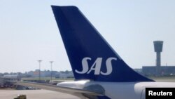 FILE: Sirip ekor pesawat Scandinavian Airlines (SAS) di landasan pacu Bandara Kopenhagen Kastrup di Kopenhagen, Denmark, 3 Juli 2022. (Andrew Kelly/REUTERS)