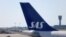 FILE: Sirip ekor pesawat Scandinavian Airlines (SAS) di landasan pacu Bandara Kopenhagen Kastrup di Kopenhagen, Denmark, 3 Juli 2022. (Andrew Kelly/REUTERS)