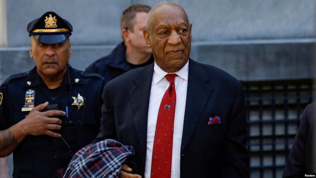 El actor y comediante Bill Cosby sale de la corte del condado de Montgomery después de que un jurado lo condenó en un nuevo juicio por agresión sexual en Norristown, Pensilvania, EE. UU., el 26 de abril de 2018.