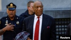 El actor y comediante Bill Cosby sale de la corte del condado de Montgomery después de que un jurado lo condenó en un nuevo juicio por agresión sexual en Norristown, Pensilvania, EE. UU., el 26 de abril de 2018.