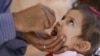 Una niña recibe una dosis de la vacuna oral contra la polio en Yemen.