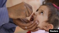 Una niña recibe una dosis de la vacuna oral contra la polio en Yemen.